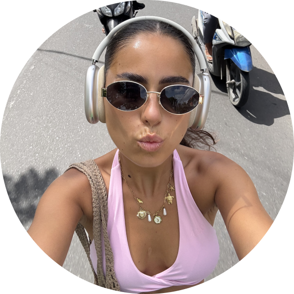 ines sur un scooter en tenue rose