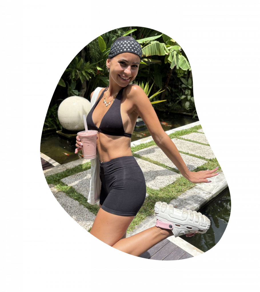 Ines en vetemnt de sport avec un bandeau dans les cheveux