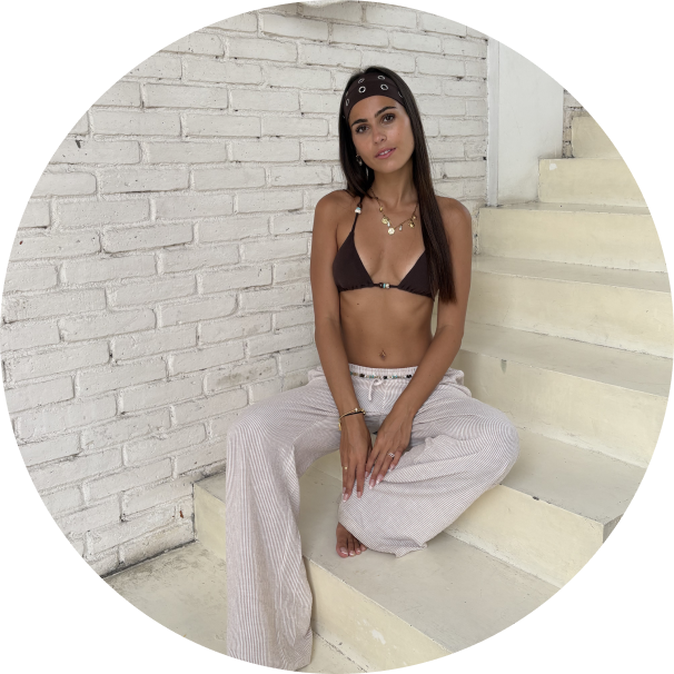 Ines assise sur un escalier